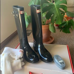 Gloss Black Hunter rainboots.